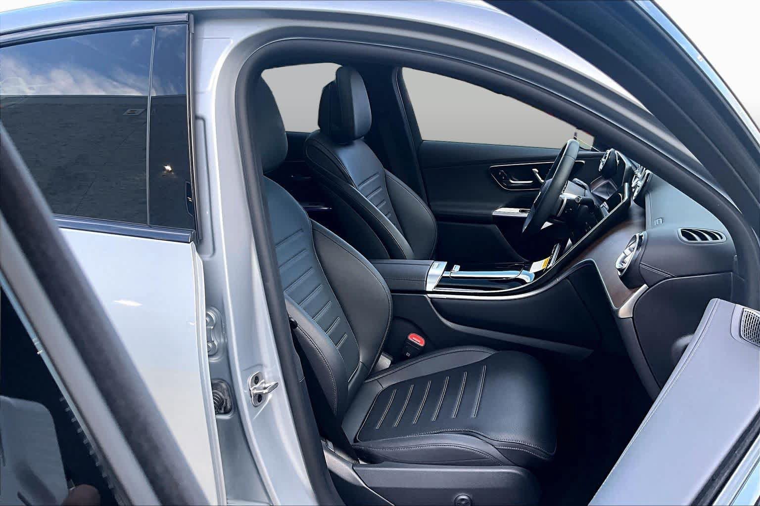 Used 2025 Mercedes-Benz GLC 300 4MATIC image 9