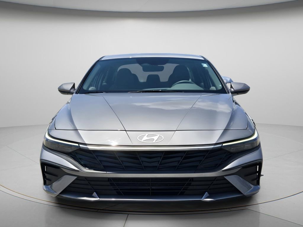 Certified 2025 Hyundai Elantra SE FWD image 5