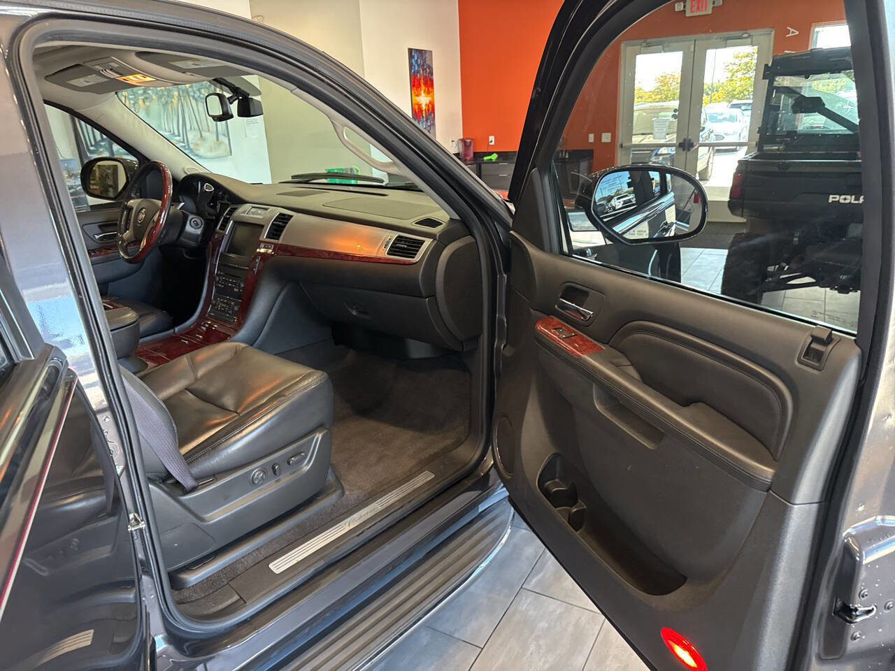 Used 2011 Cadillac Escalade Luxury image 19