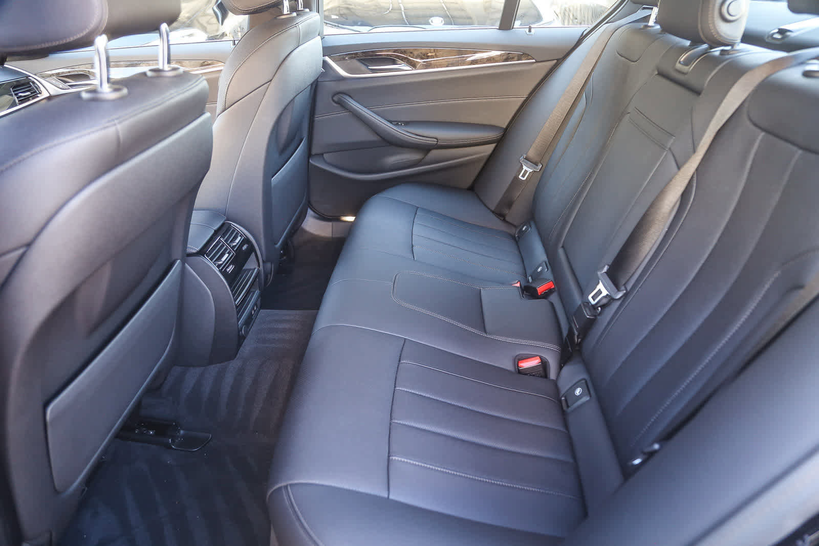 Certified 2023 BMW 530e w/ Convenience Package image 15