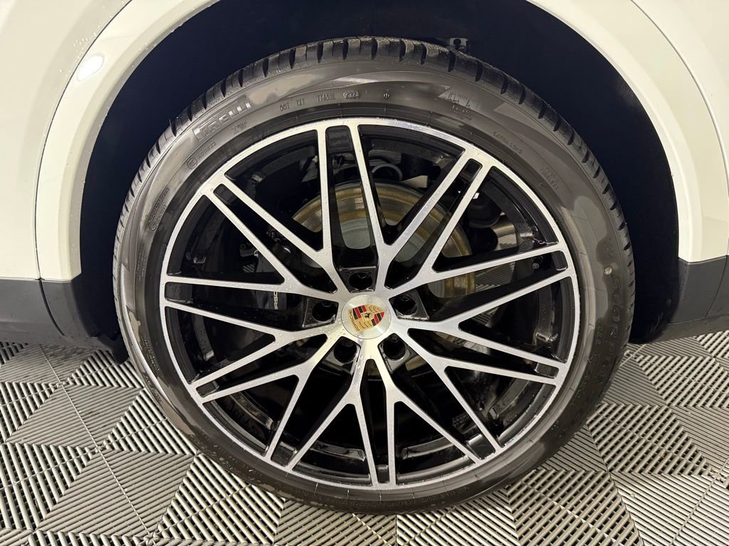 Certified 2025 Porsche Cayenne Coupe image 12