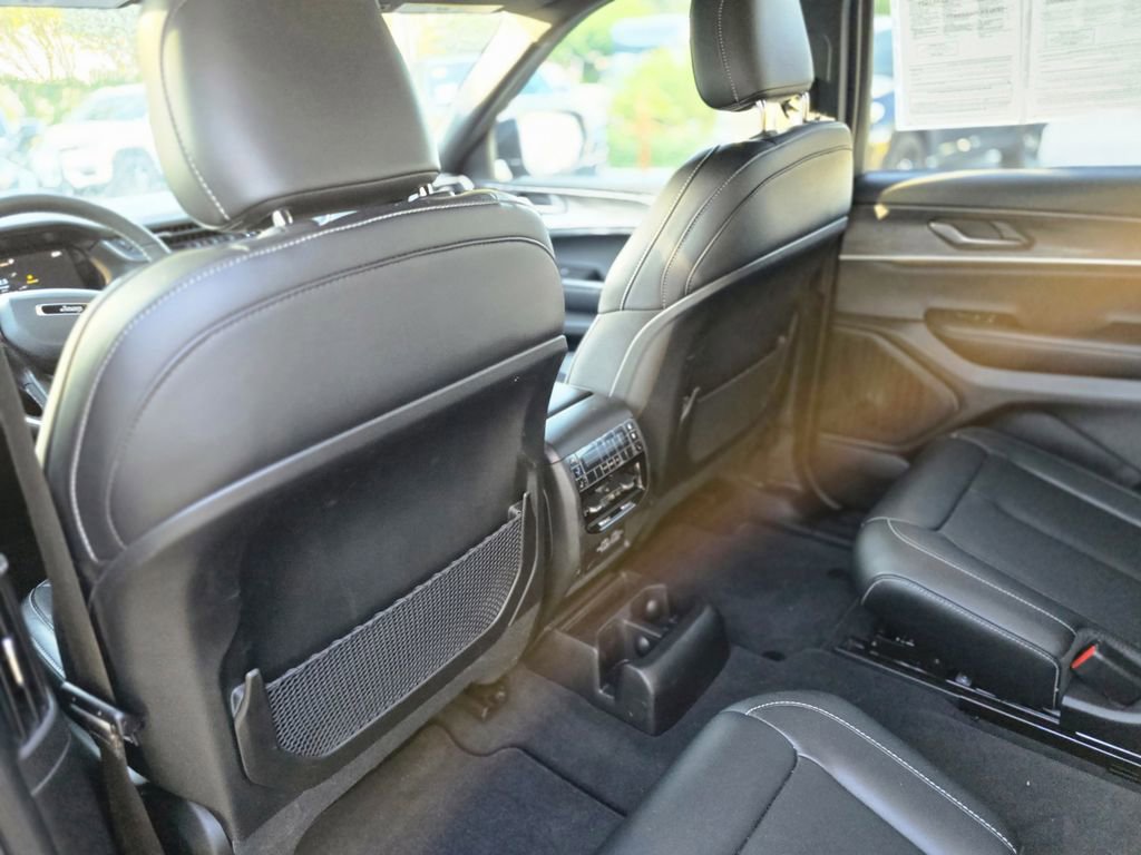 Used 2025 Jeep Grand Cherokee L Limited w/ Black Appearance Package image 12