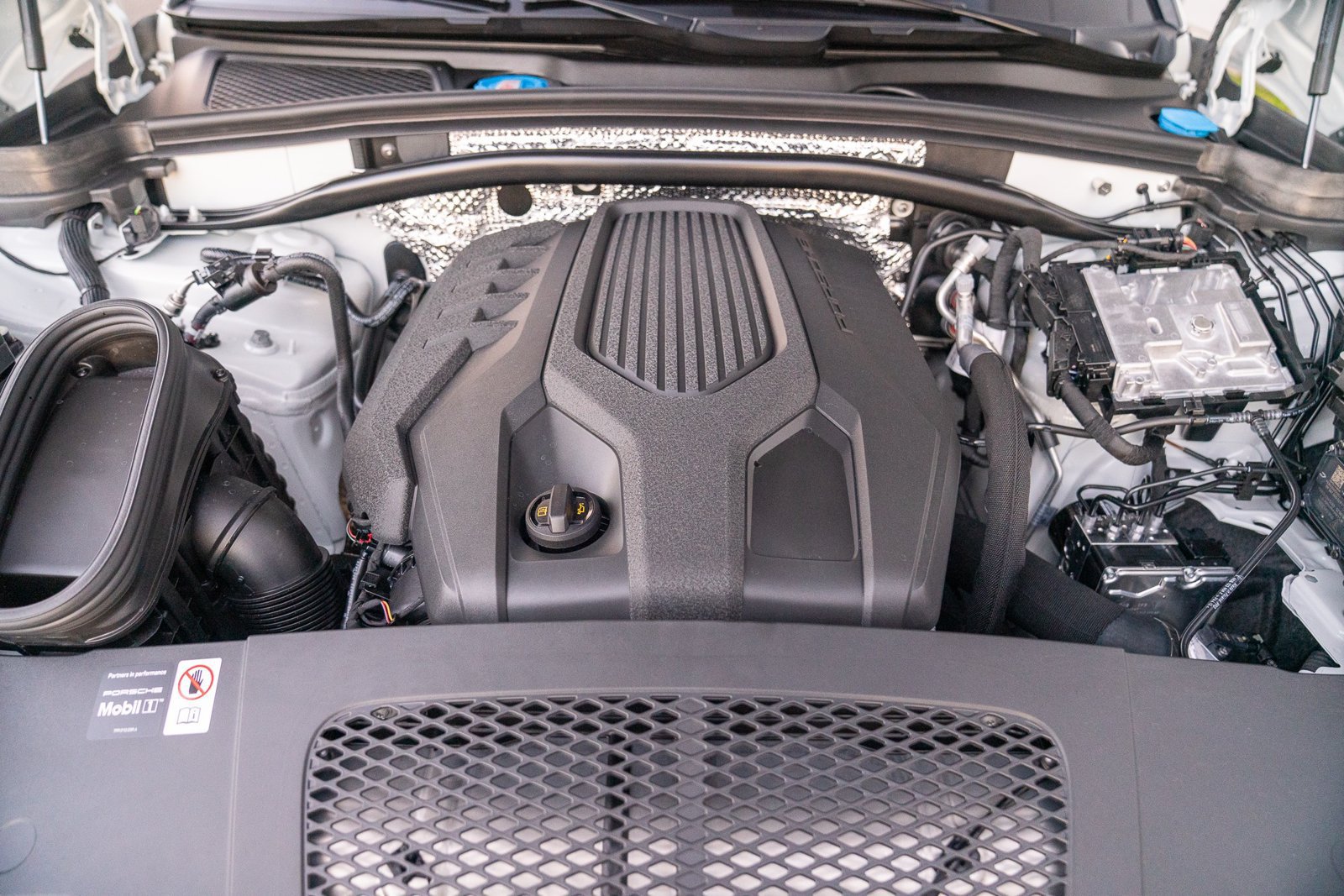 Certified 2026 Porsche Macan Turbo AWD/4WD image 29