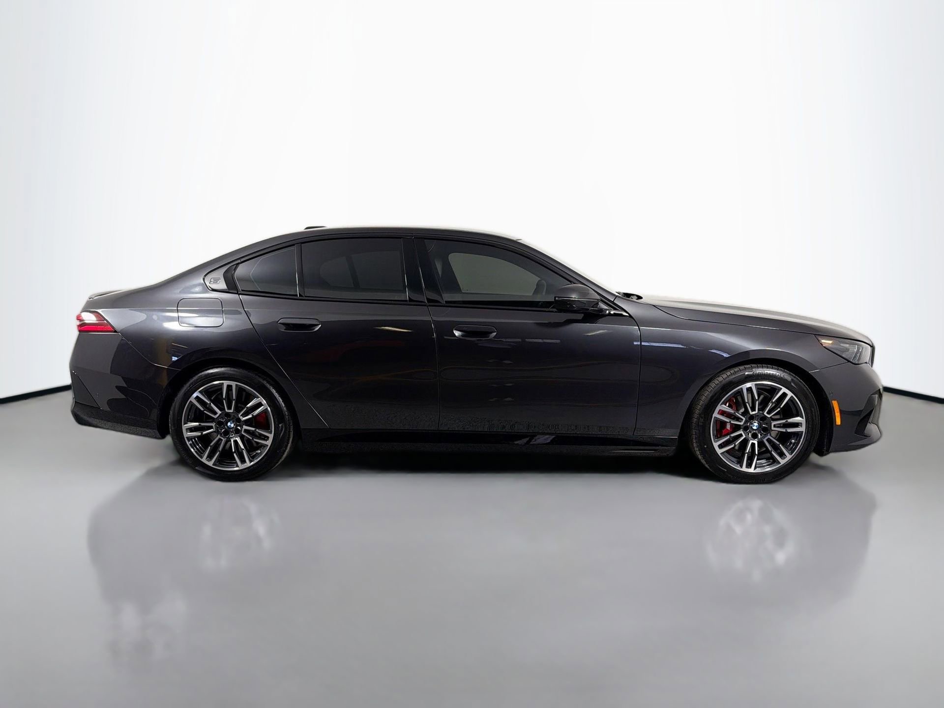 New 2026 BMW 550e xDrive w/ Premium Package image 4