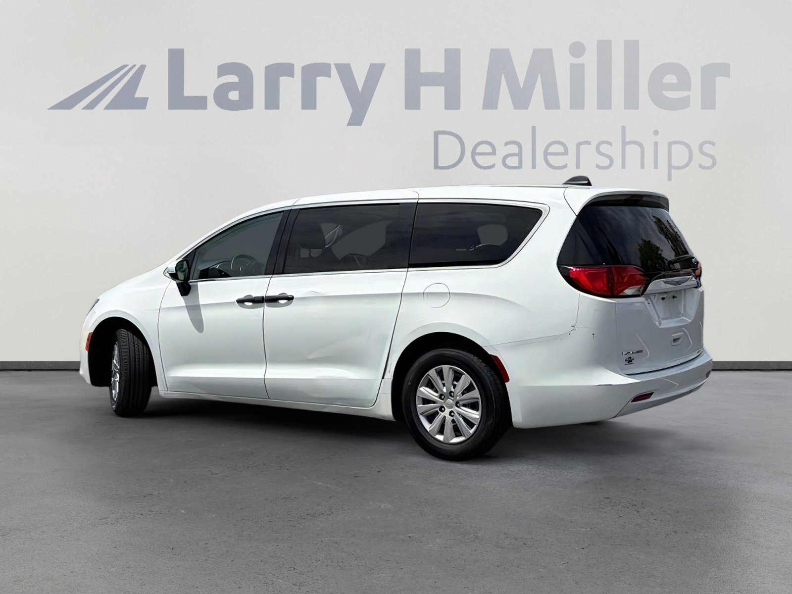 Used 2020 Chrysler Voyager L FWD image 3