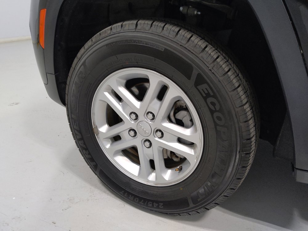 Used 2022 Jeep Grand Cherokee Laredo w/ Luxury Tech Group I image 31