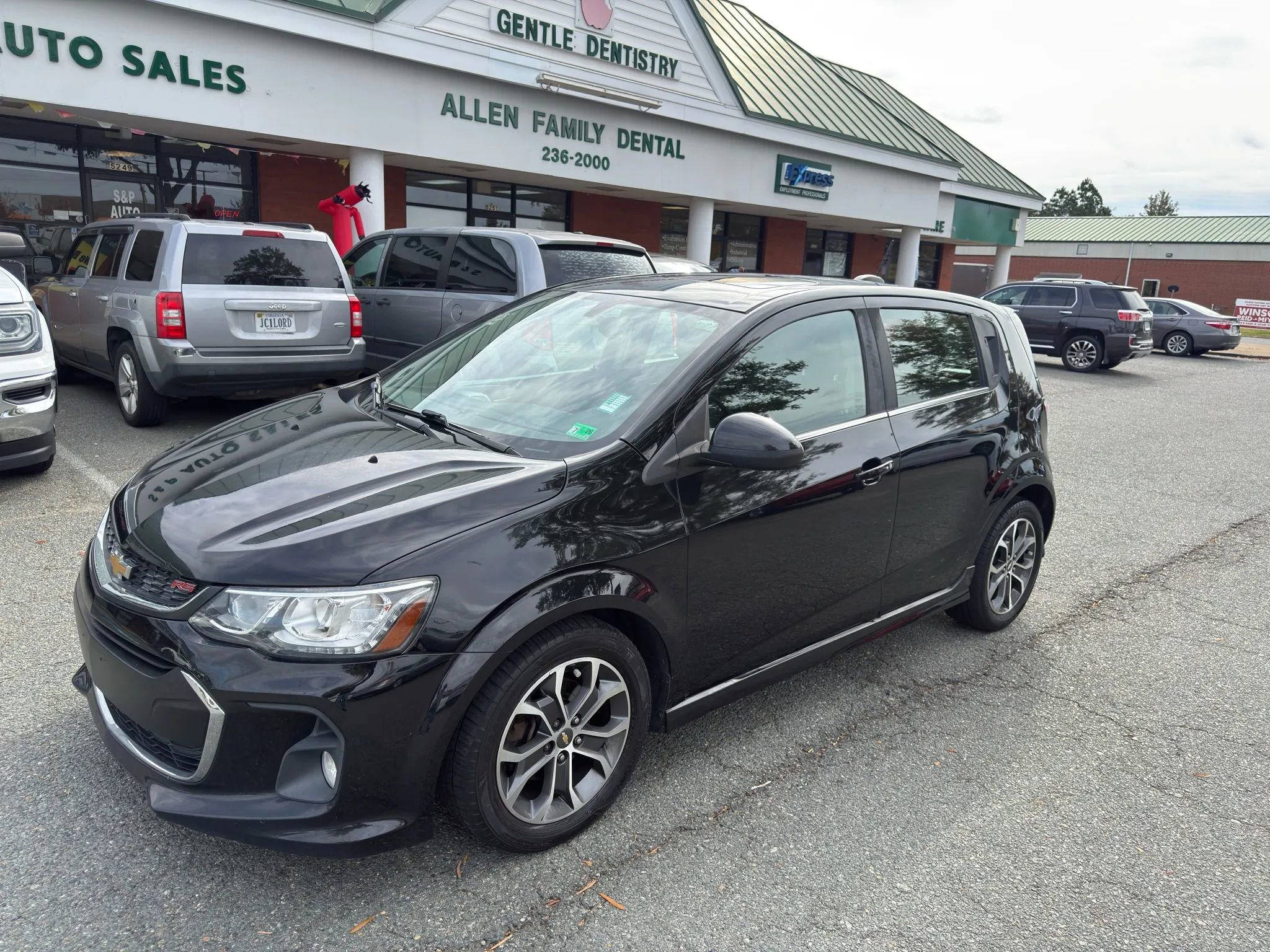 Used 2017 Chevrolet Sonic LT w/ Fun and Sun Package image 2