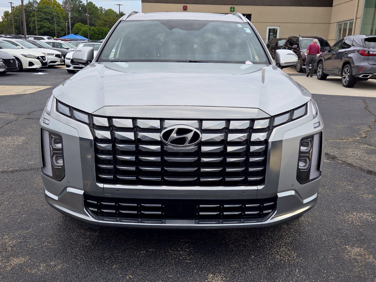 Used 2023 Hyundai Palisade Calligraphy FWD image 2
