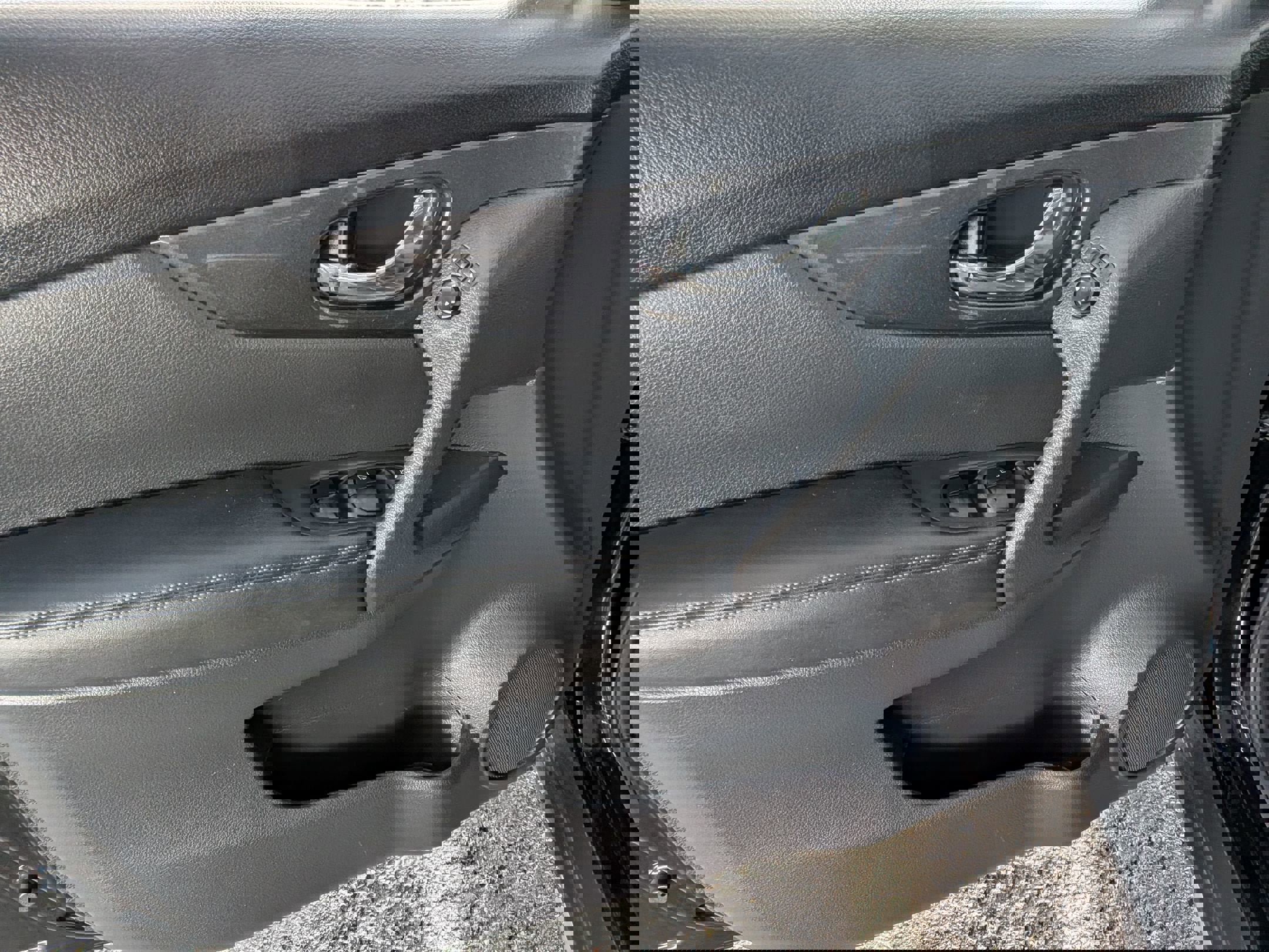 Used 2018 Nissan Rogue S image 8