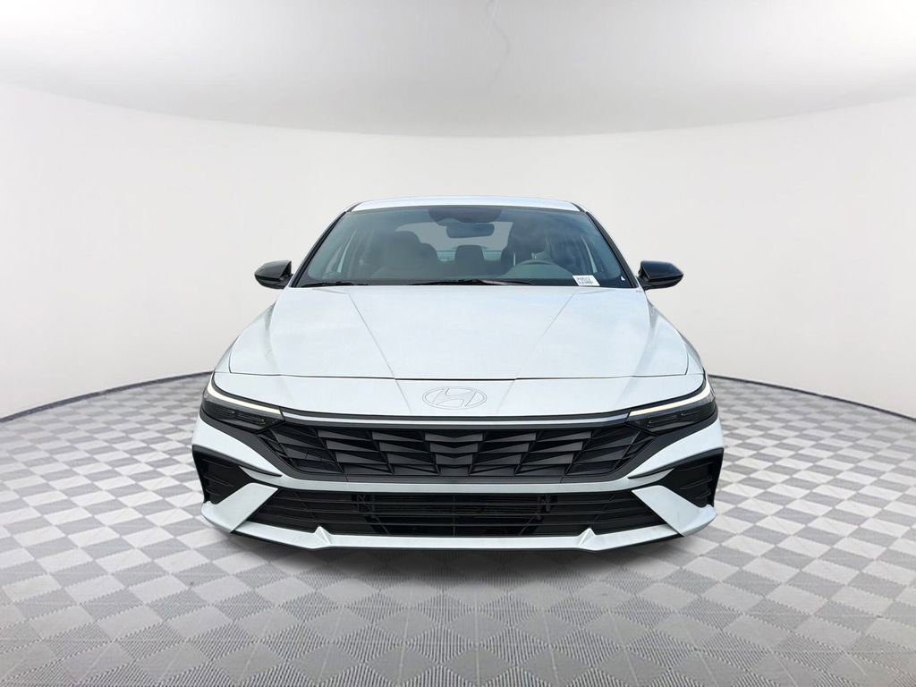 Used 2025 Hyundai Elantra SEL image 2