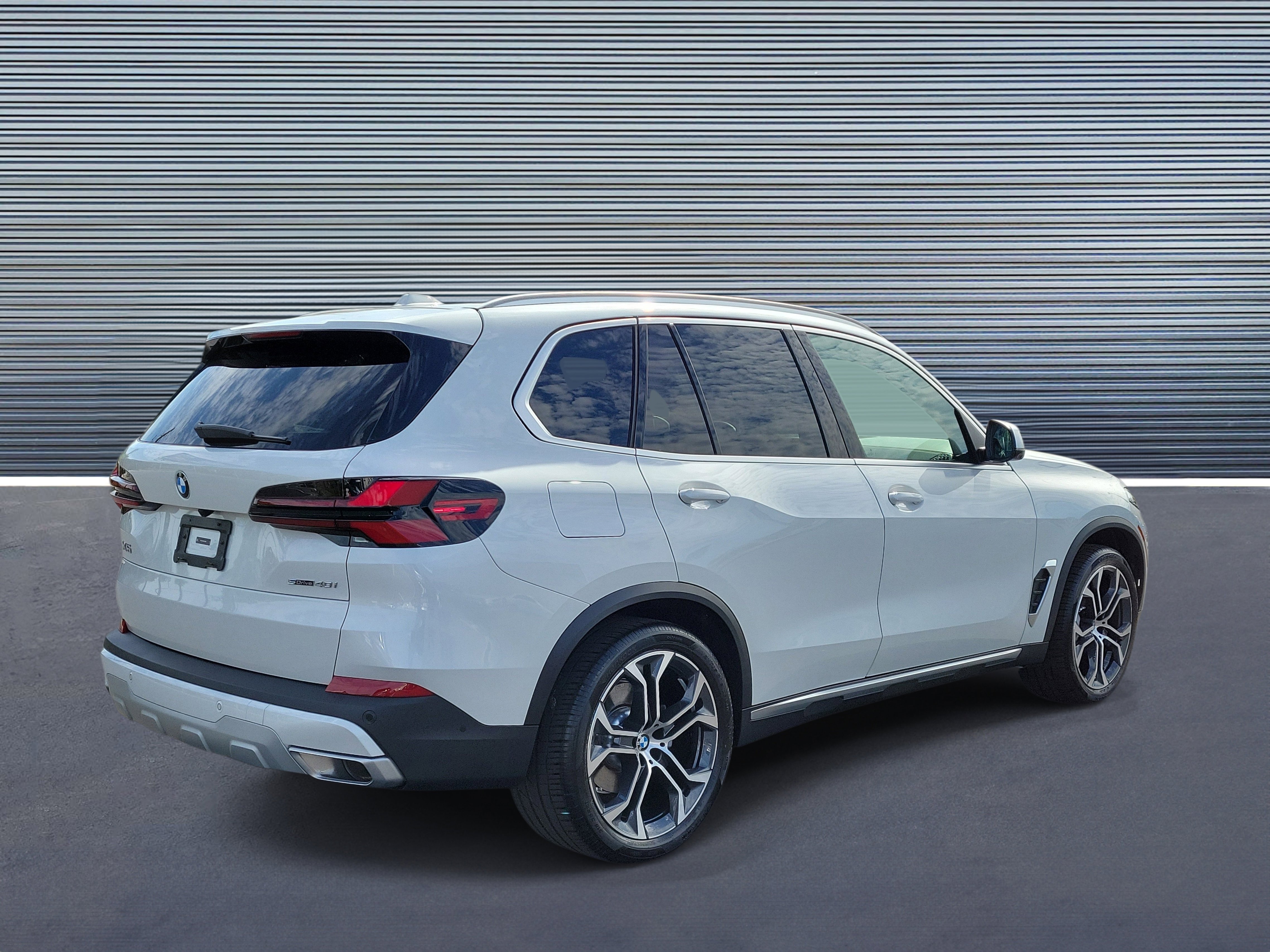 Used 2024 BMW X5 sDrive40i w/ Premium Package image 3