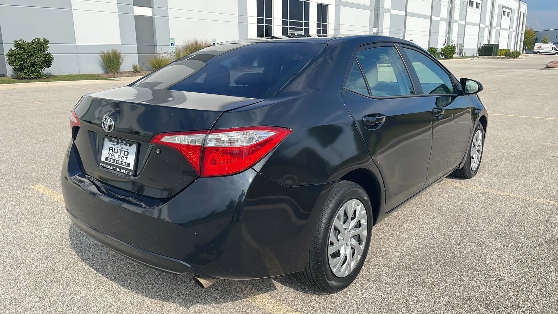 Used 2018 Toyota Corolla LE image 4