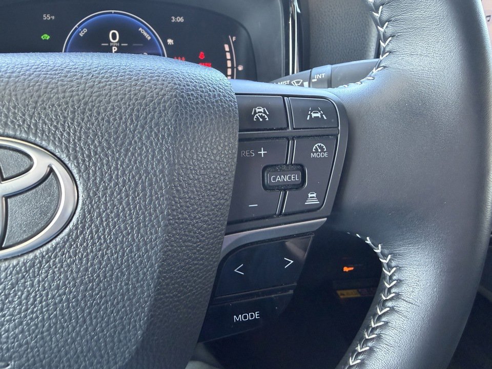 Used 2025 Toyota Camry SE AWD/4WD image 16