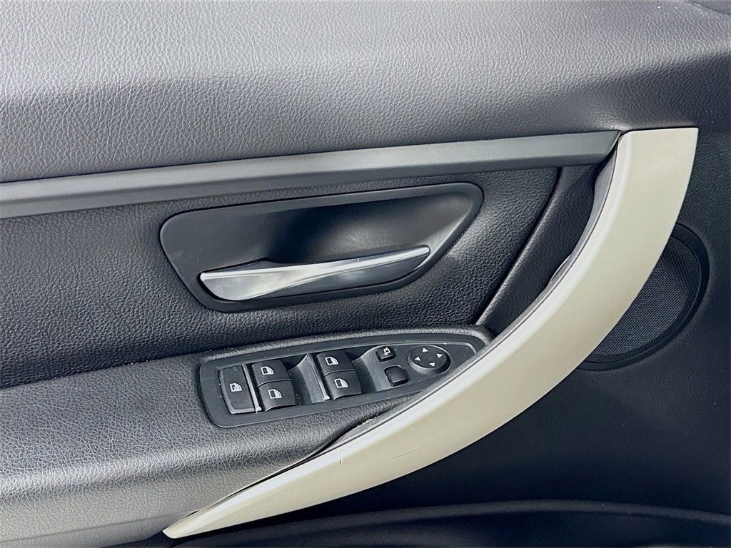 Used 2018 BMW 320i xDrive Sedan image 13