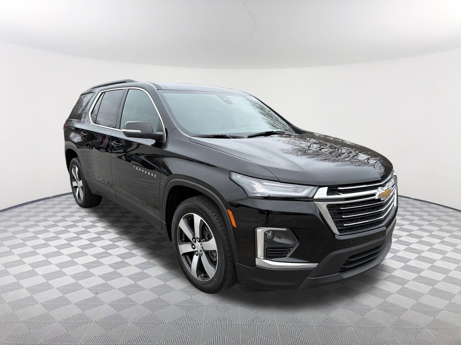 Used 2023 Chevrolet Traverse LT w/ LT Premium Package image 3