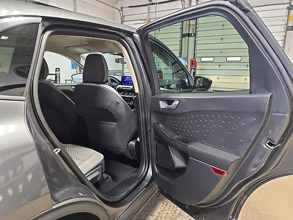 Used 2020 Ford Escape SE image 31