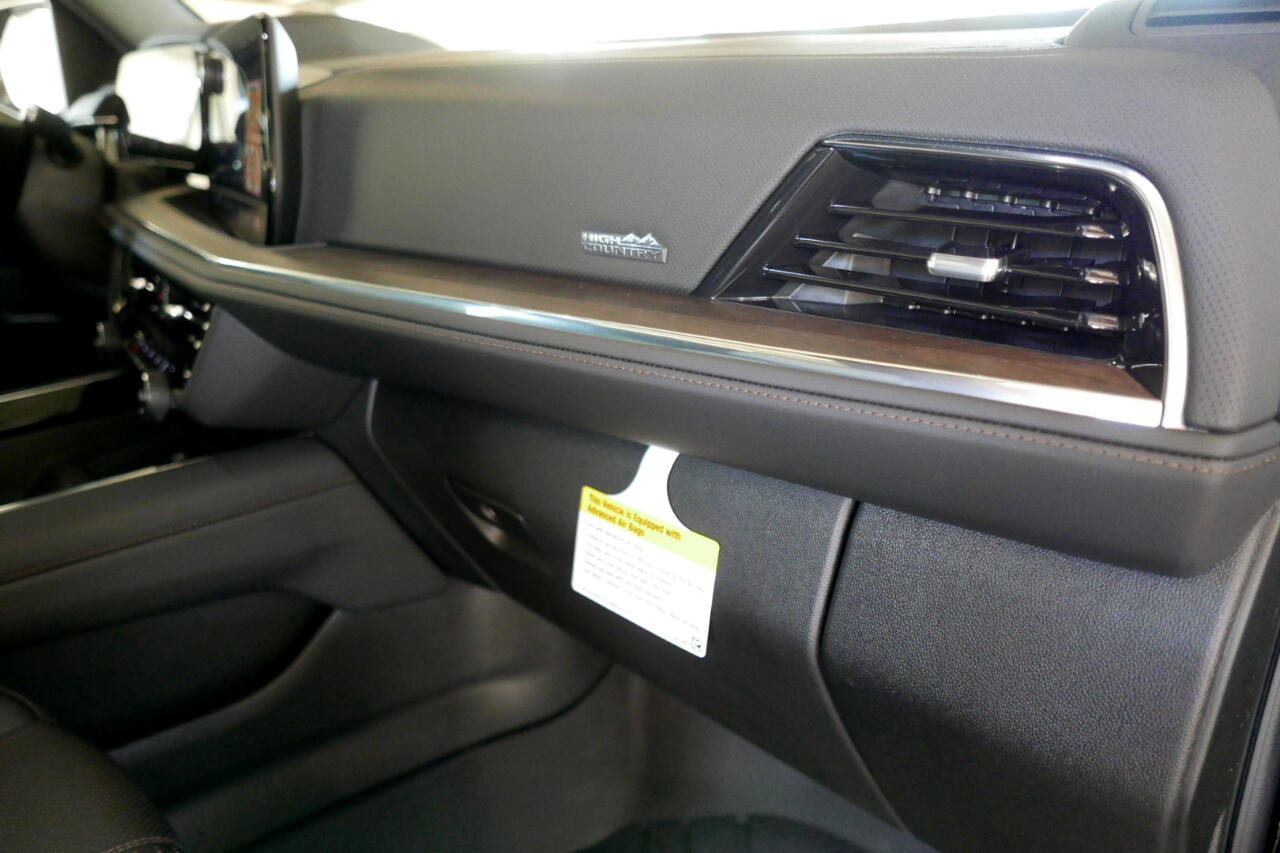 Used 2025 Chevrolet Suburban High Country image 30