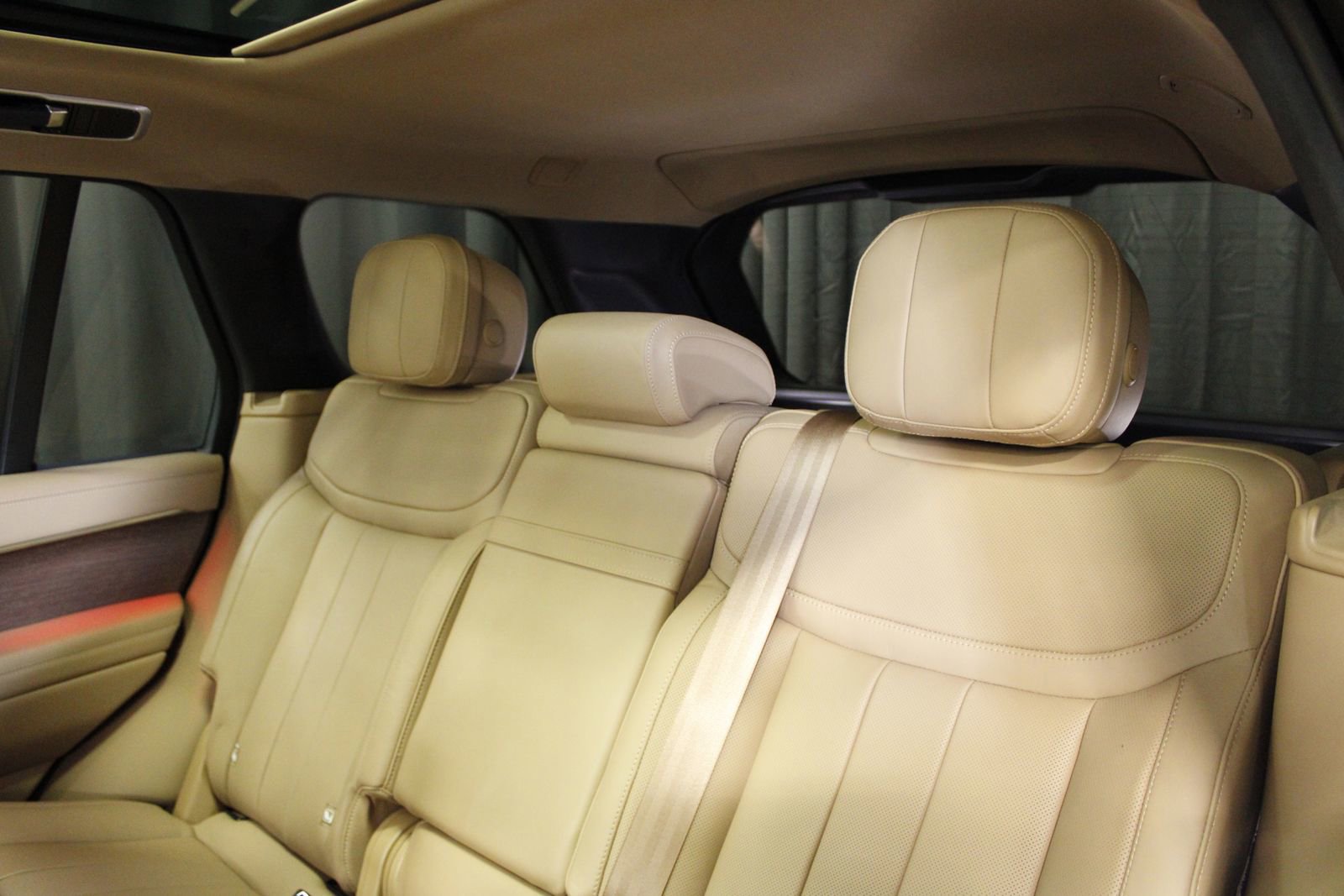 Used 2025 Land Rover Range Rover SE image 6