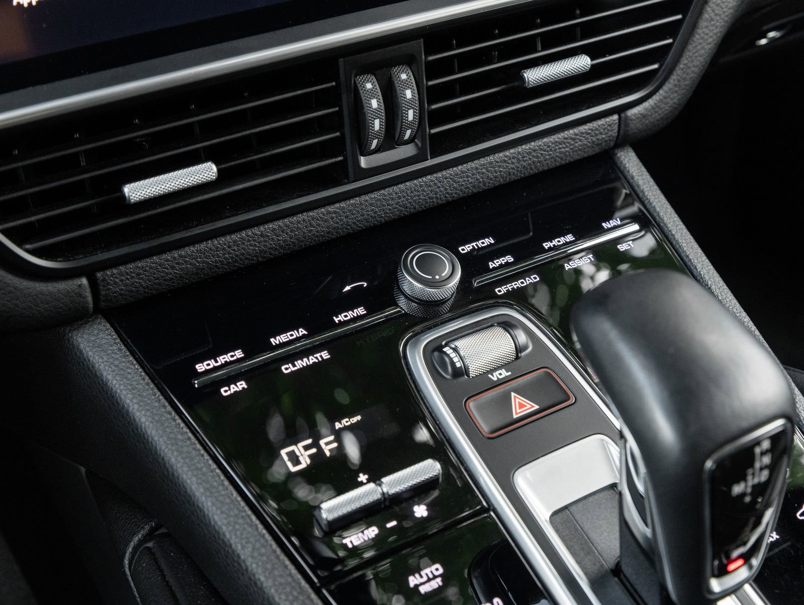 Certified 2023 Porsche Cayenne Platinum Edition image 26