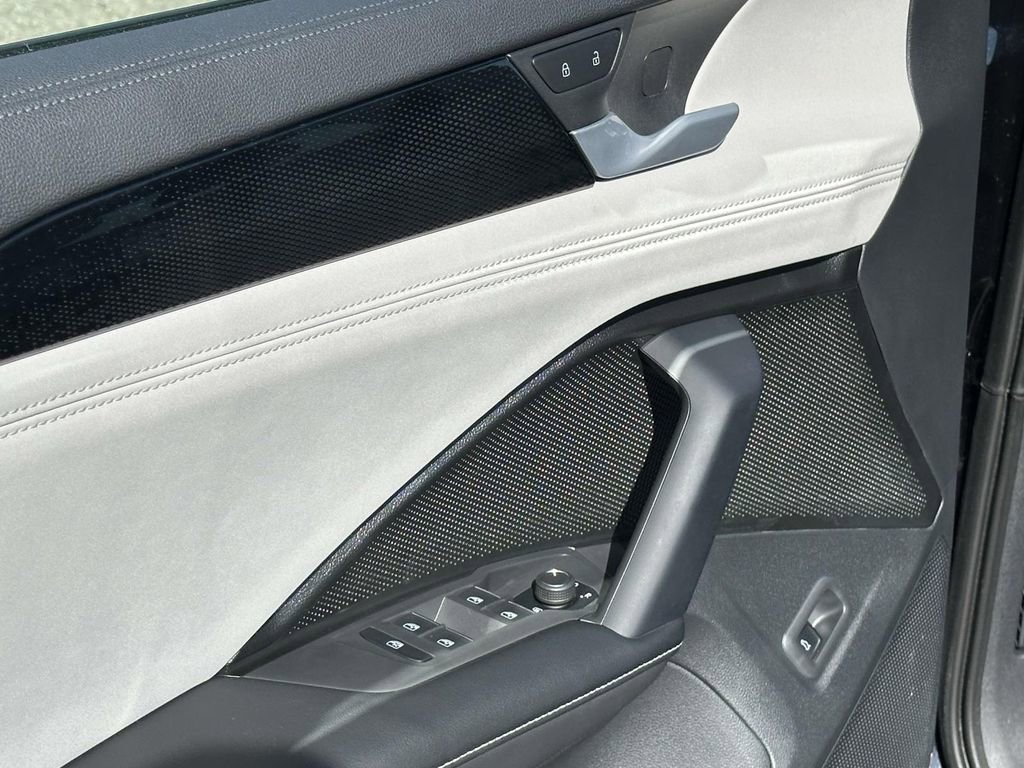 Certified 2025 Volkswagen Tiguan SE image 19