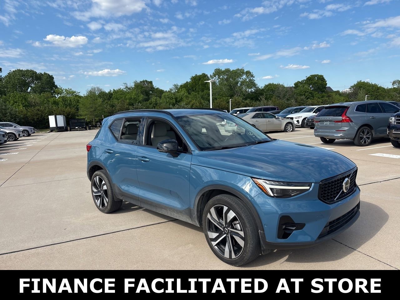 Certified 2023 Volvo XC40 B5 Ultimate w/ Protection Package Premier image 3