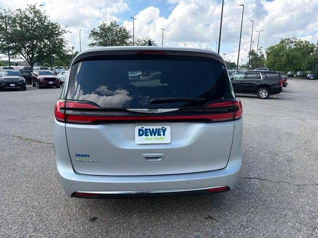 Used 2023 Chrysler Pacifica Touring-L FWD image 4