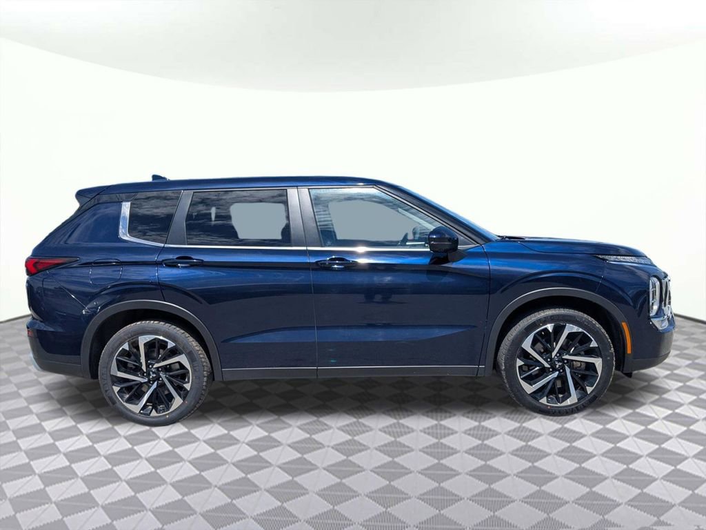Used 2024 Mitsubishi Outlander SE Black Edition FWD image 2