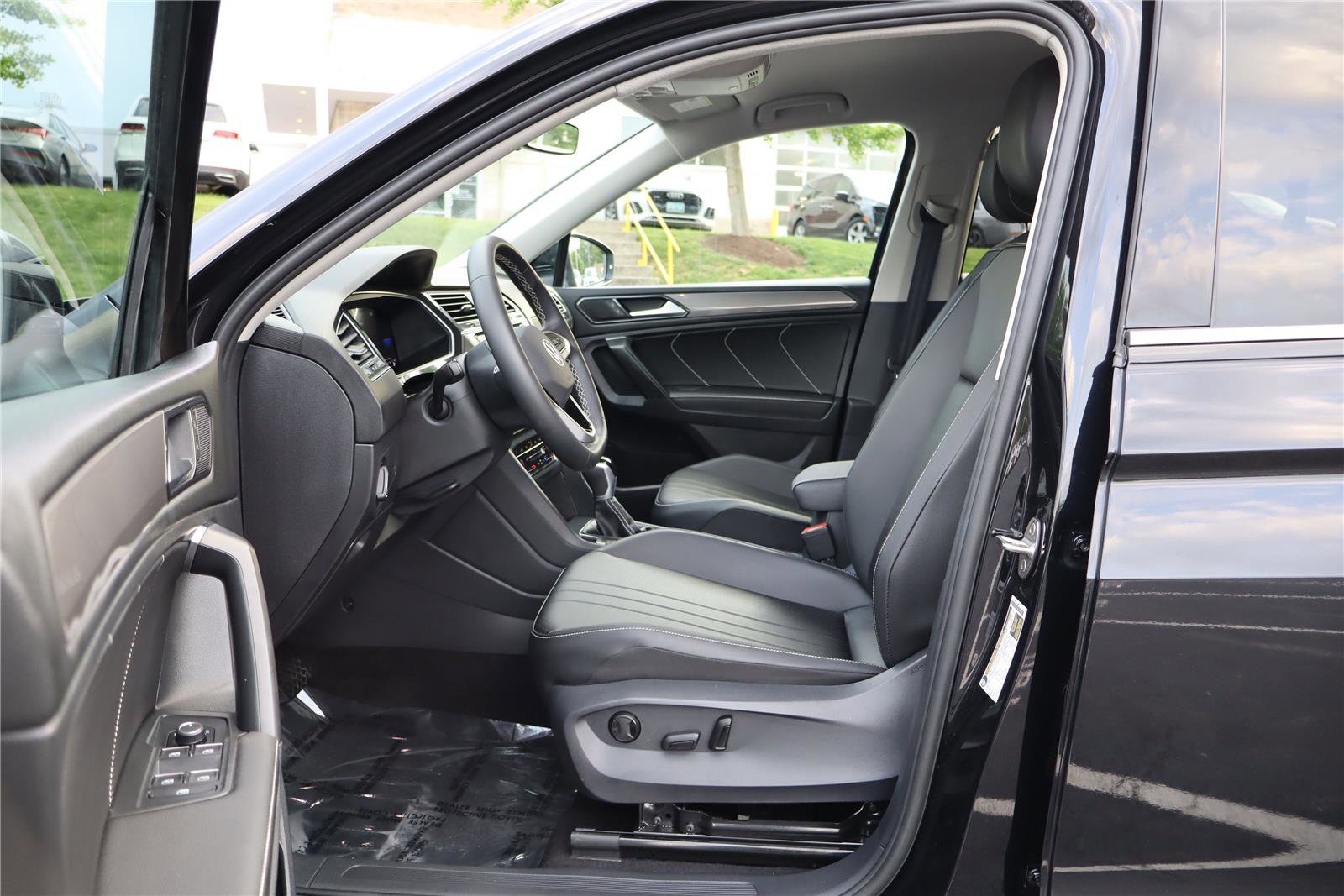 Certified 2023 Volkswagen Tiguan SE FWD image 12