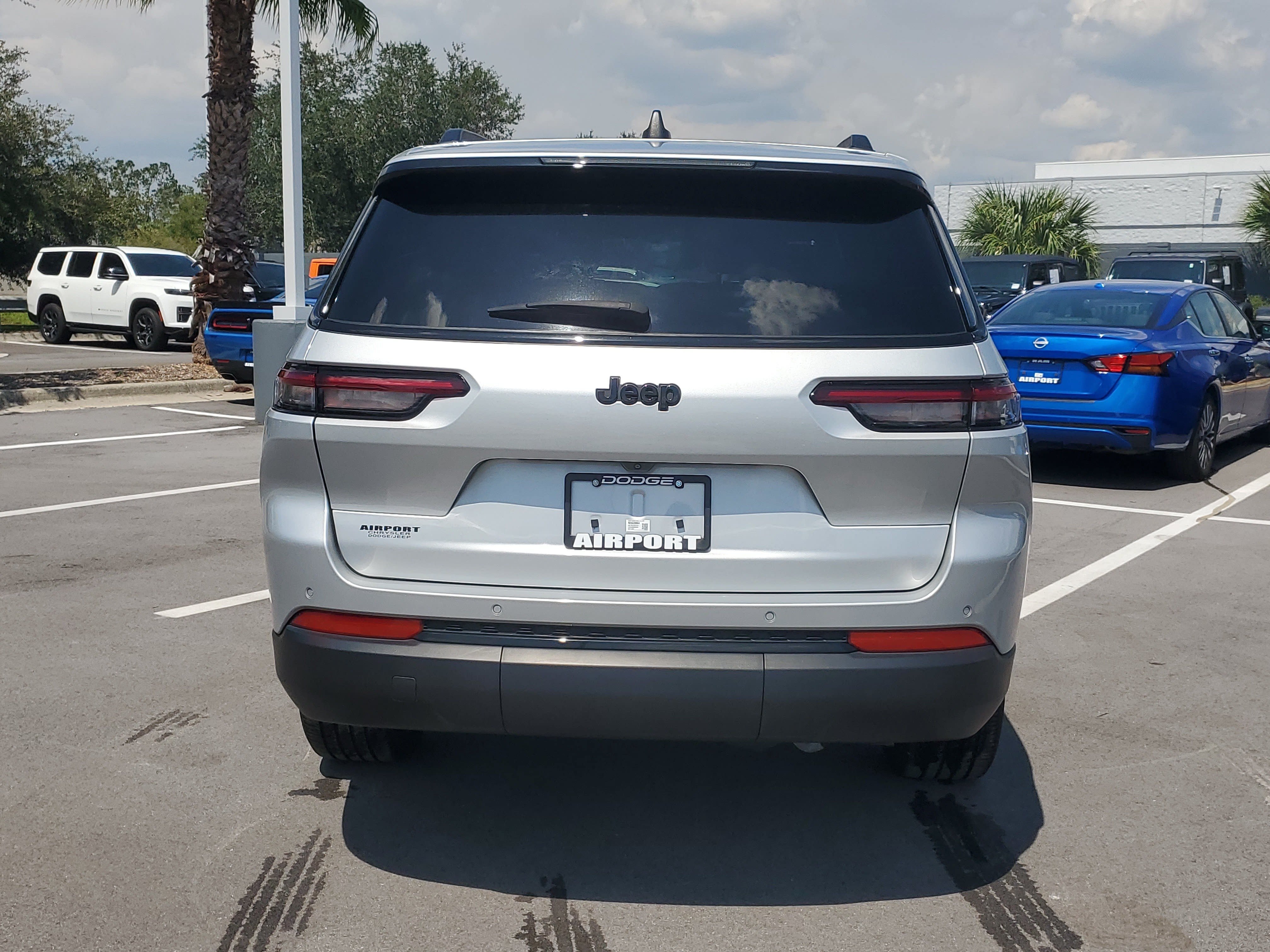 Used 2024 Jeep Grand Cherokee L Laredo RWD image 7