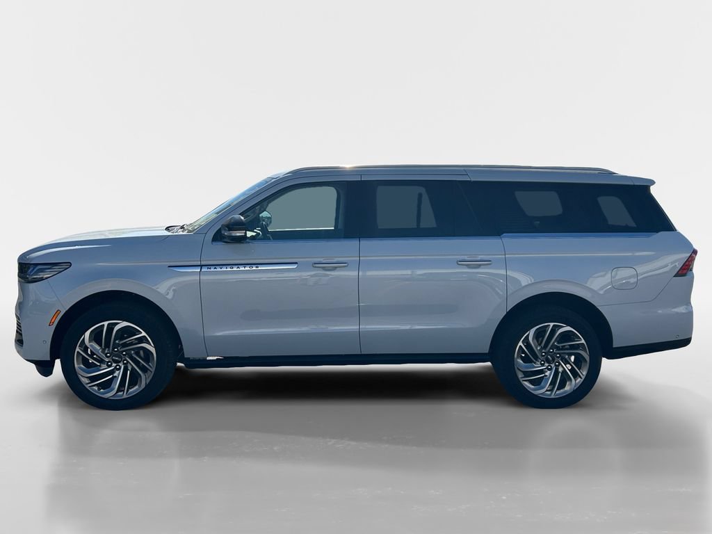 Used 2025 Lincoln Navigator L Reserve AWD/4WD image 2