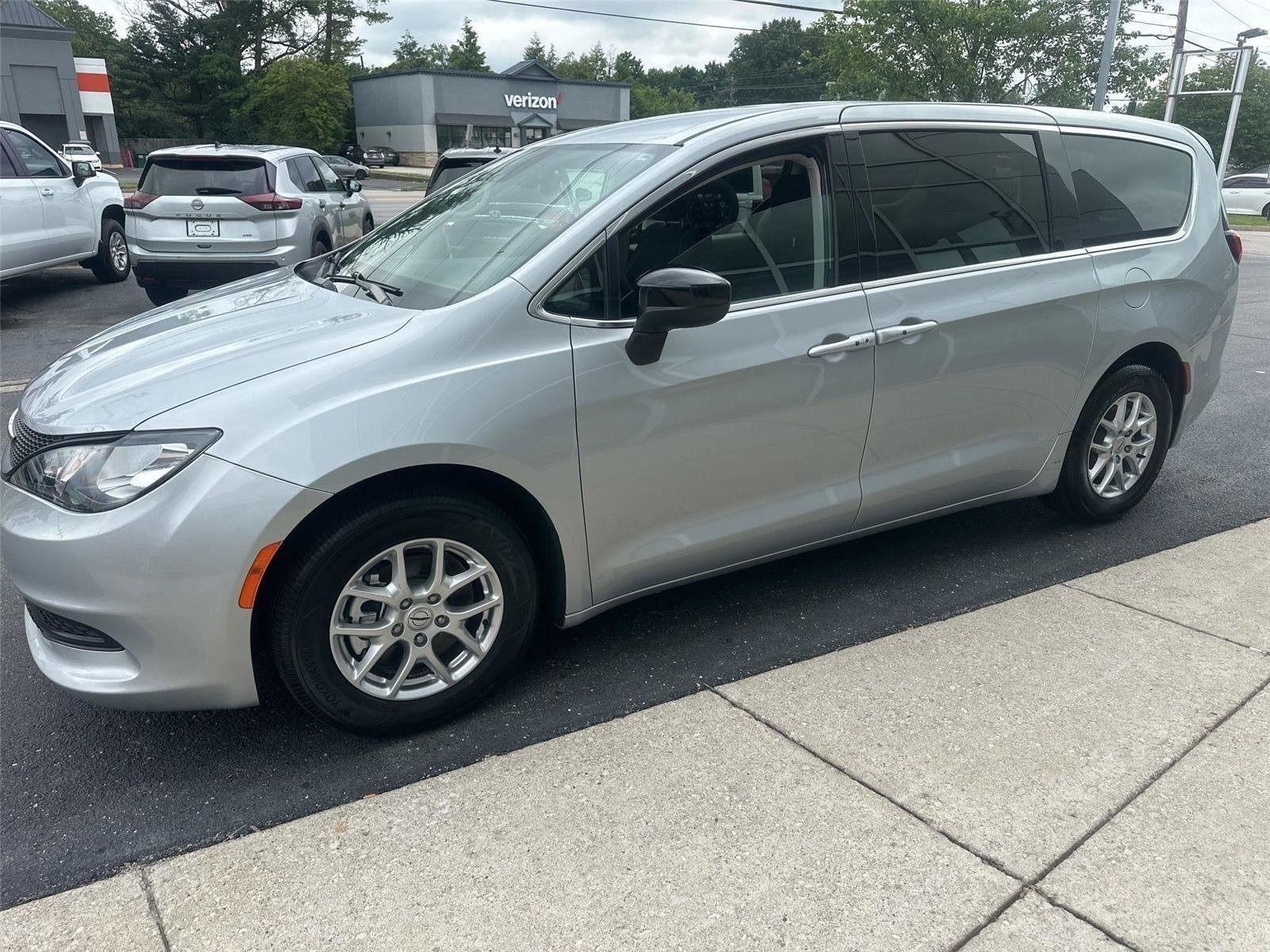 Used 2024 Chrysler Voyager LX FWD image 6