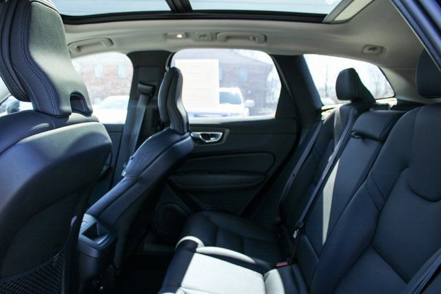 Used 2025 Volvo XC60 B5 Plus image 31