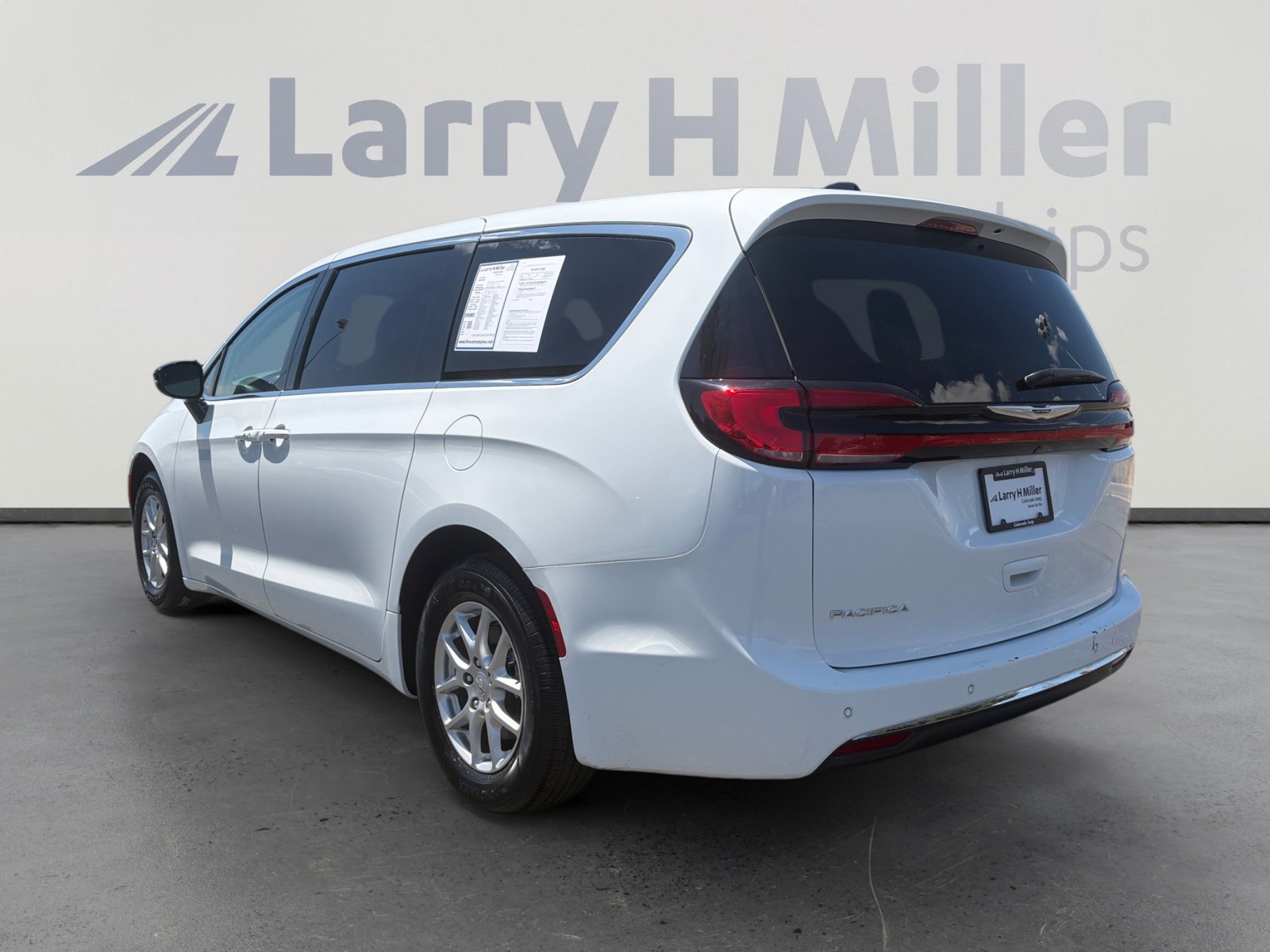 Used 2024 Chrysler Pacifica Touring-L FWD image 3
