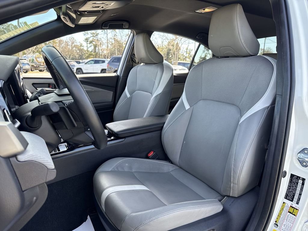 Used 2025 Toyota Camry SE w/ Convenience Package image 8