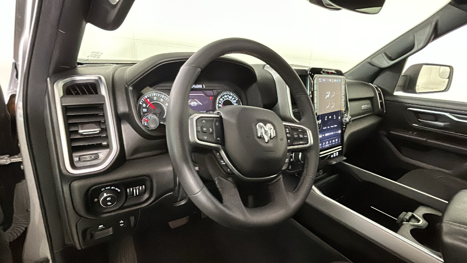 Used 2025 RAM 1500 4x4 Crew Cab image 16