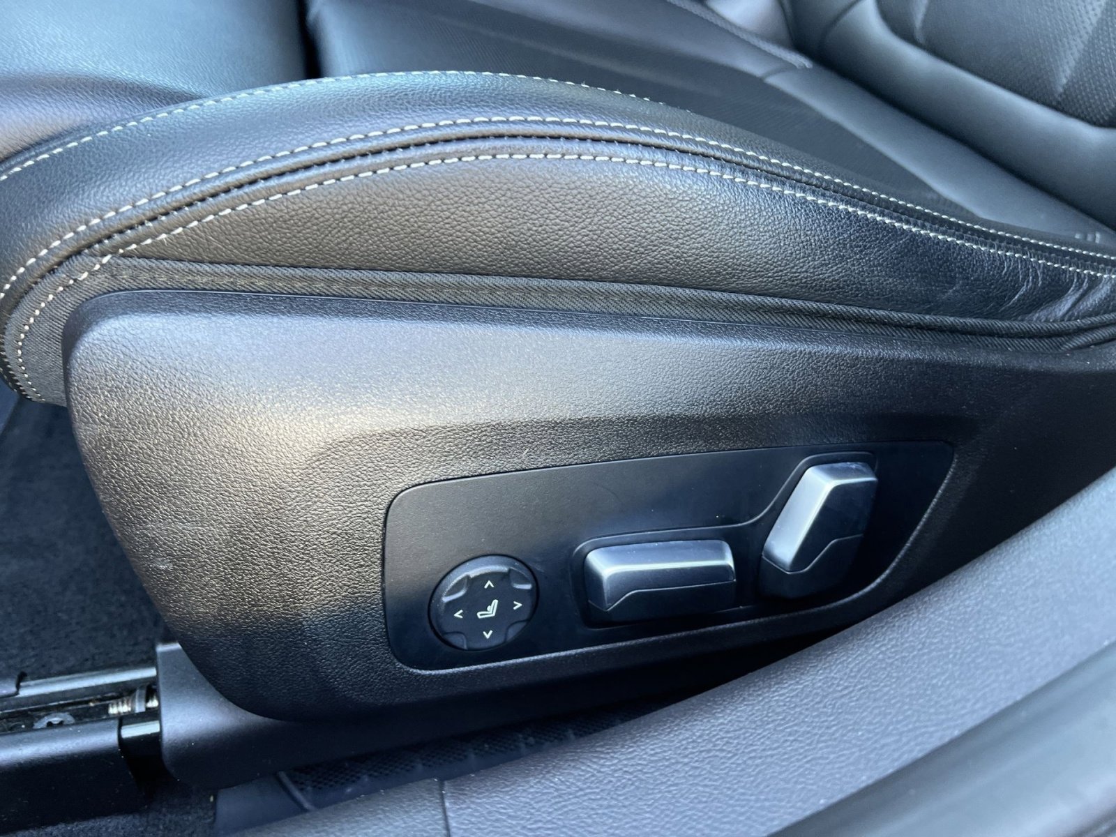 Used 2023 BMW 330e xDrive w/ Premium Package image 14