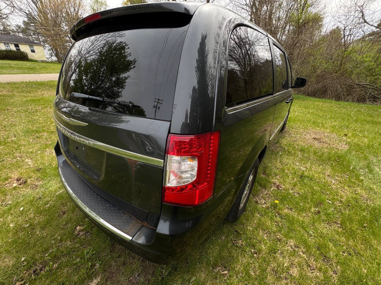 Used 2012 Chrysler Town & Country Touring w/ Entertainment Group #1 FWD image 4