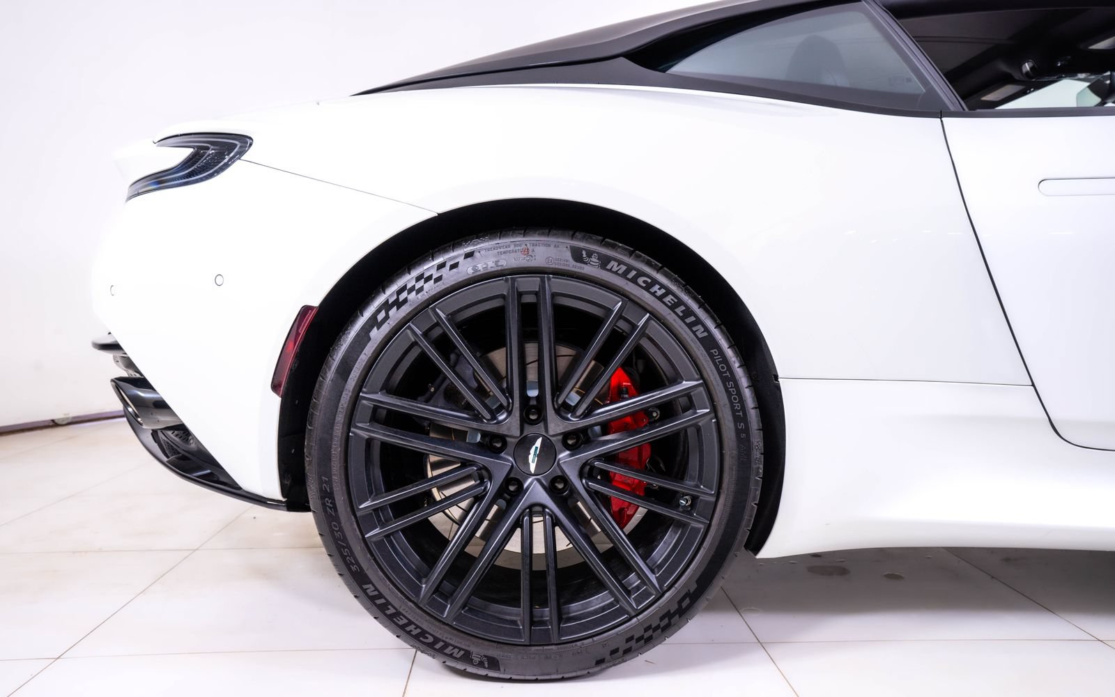 Used 2025 Aston Martin DB12 Coupe RWD image 18