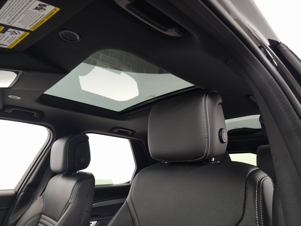 New 2025 Land Rover Discovery Dynamic SE image 16