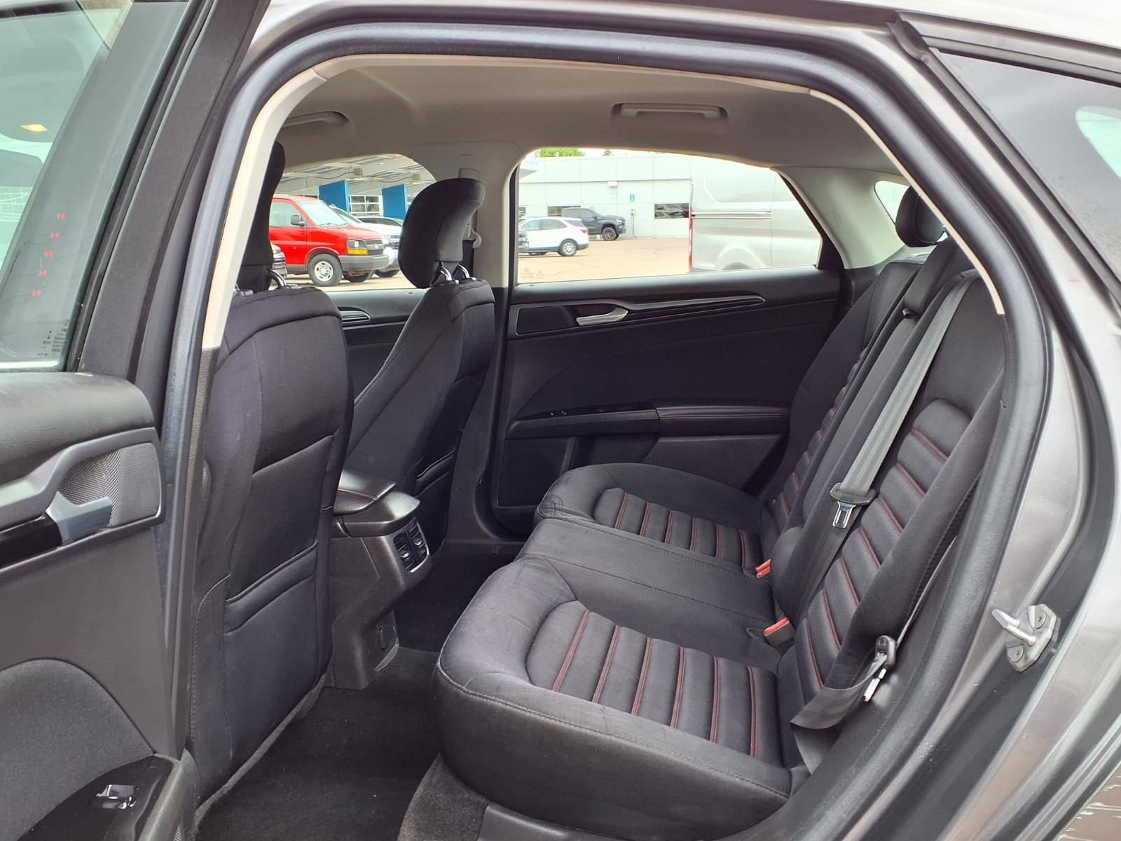 Used 2014 Ford Fusion SE FWD image 9