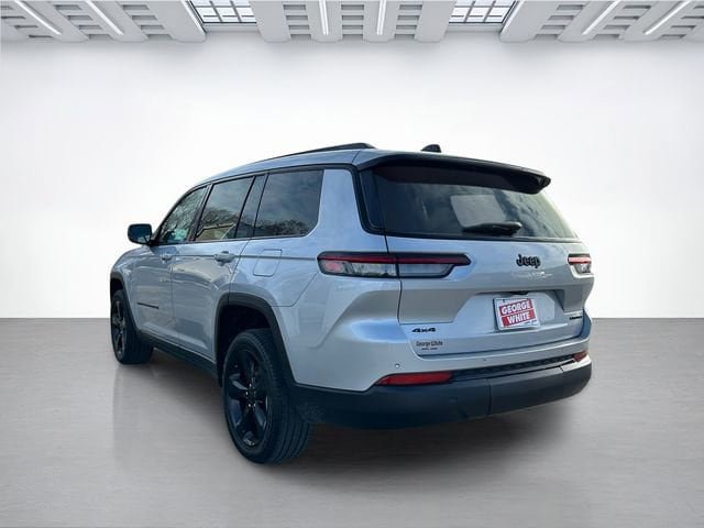 Used 2025 Jeep Grand Cherokee L Limited w/ Black Appearance Package AWD/4WD image 6