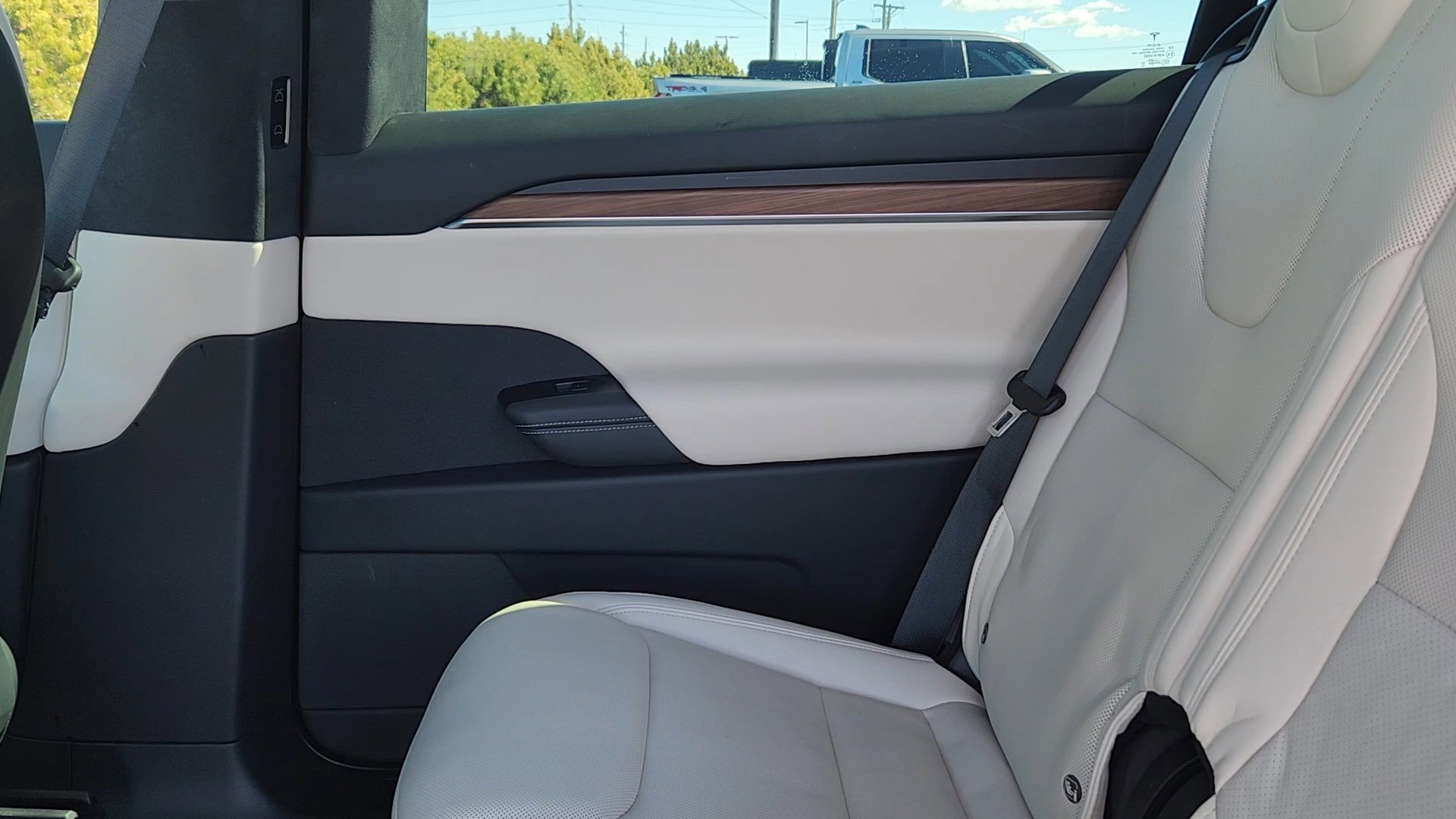 Used 2025 Tesla Model X image 17