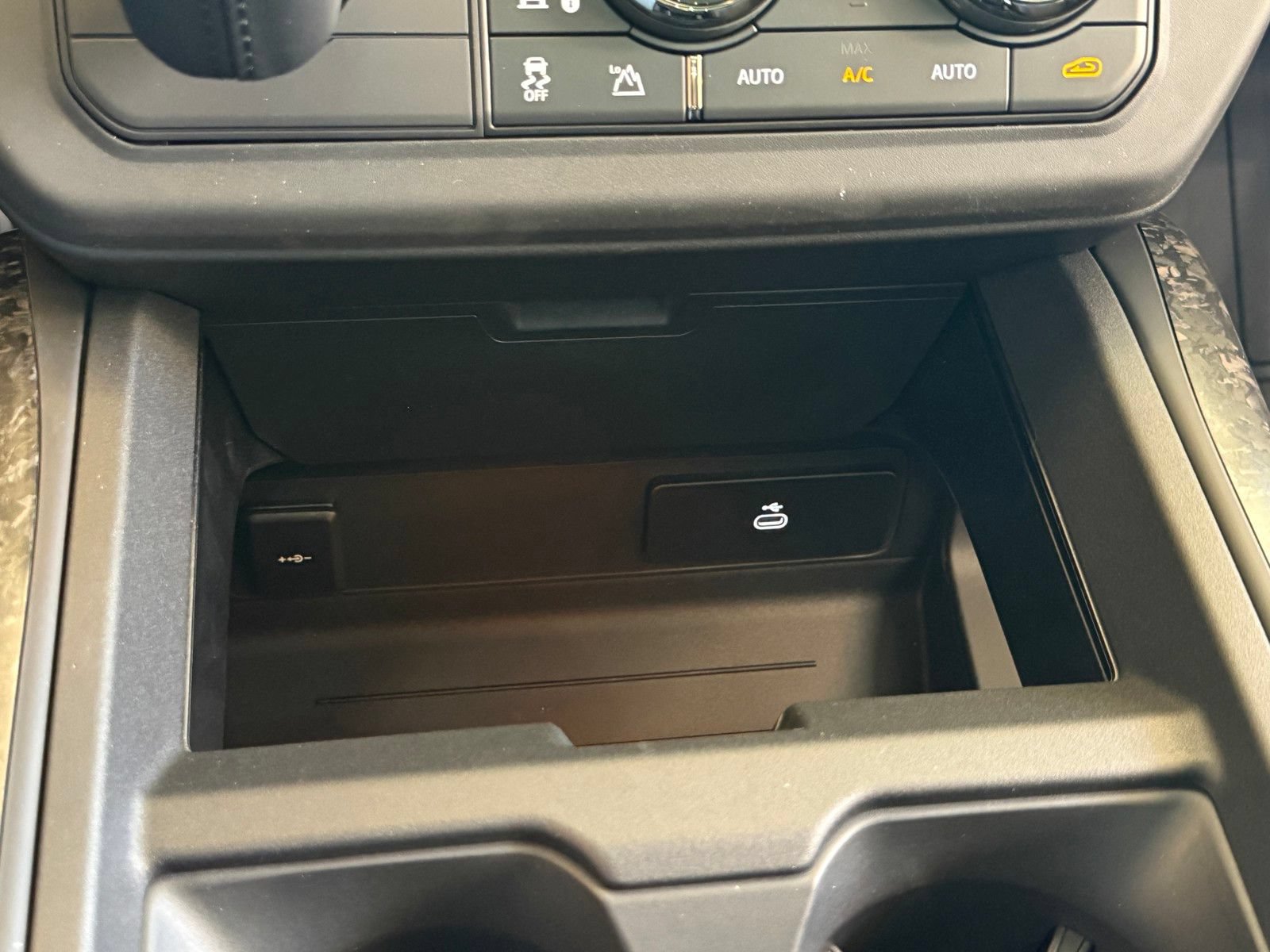 New 2026 Land Rover Defender 110 OCTA AWD/4WD image 17