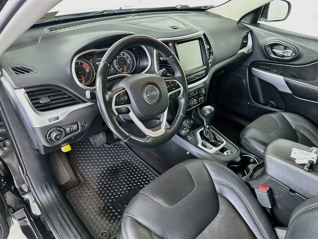 Used 2018 Jeep Cherokee Latitude Plus w/ Comfort/Convenience Group AWD/4WD image 30