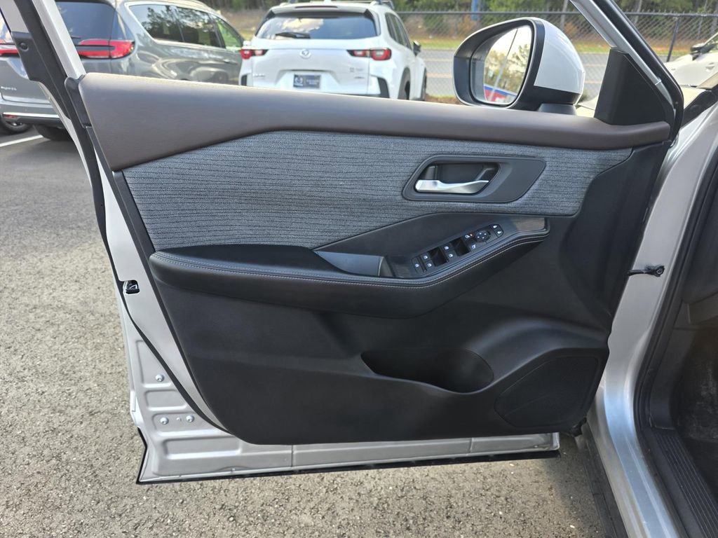 Used 2023 Nissan Rogue SV image 11