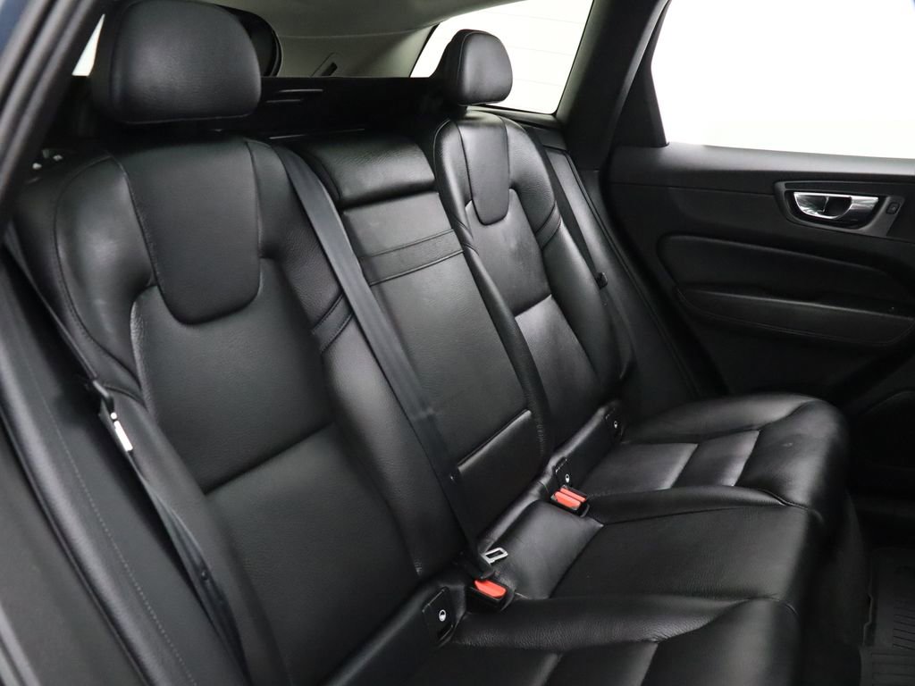 Used 2018 Volvo XC60 T6 Momentum w/ Vision Package image 29