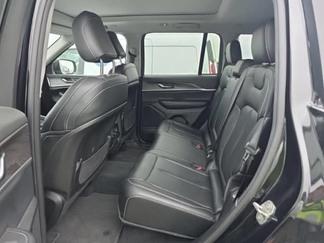 Used 2023 Jeep Grand Cherokee Limited AWD/4WD image 5