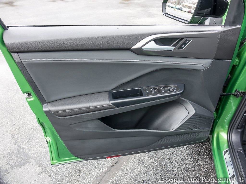 Used 2025 Volkswagen Taos SE image 21