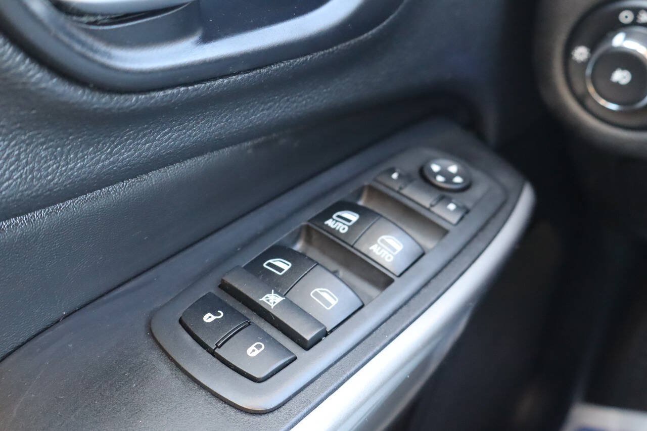 Used 2019 Jeep Cherokee Limited AWD/4WD image 13