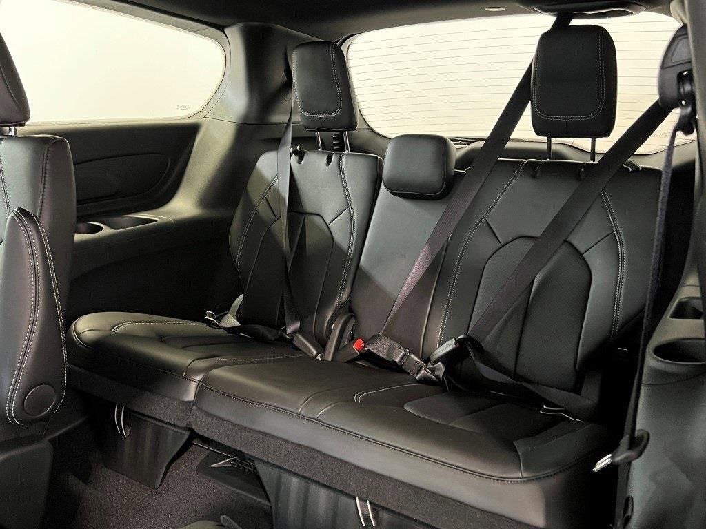 New 2026 Chrysler Pacifica Select image 12